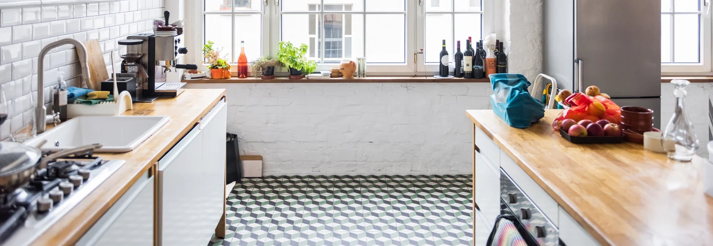 Moderne Küche mit Kücheninsel und Küchenutensilien